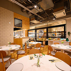 牡蠣とワイン 痛風屋バル 六本木店の雰囲気3