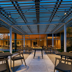 テラス席で爽やかな風を受けながらお食事をお愉しみください。