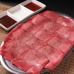 ≪手切りの絶品タン≫濃厚肉汁と心地よい歯ごたえを堪能◎塩タン　1,298円(税込)の写真