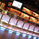 7色に光る大型カウンター完備。大型テレビにてYouTube・DAZNなどもご覧いただけます。