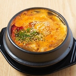 当店自慢のチゲスープは、オリジナルの味付けが特徴です。豆腐と海鮮の組み合わせが絶品です！