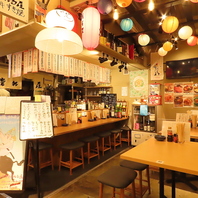 カウンター席での交流を楽しむ