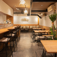 ＋29（アドニク）は、開放感あふれる広々とした店内が自慢。テーブル間もゆとりがあり、周囲を気にせず食事を楽しめます。グループ利用や特別な日の集まりにも最適で、落ち着いた雰囲気の中でゆっくりと過ごせます。貸切のご相談も可能です。