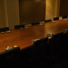 カウンター席では、料理人の手仕事を目の前で感じられるライブ感を。炊きたての土鍋ご飯や煮込みの香りが心地よく広がります。