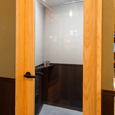 室内に完全個室の喫煙ルームをご用意しております。紙タバコ可