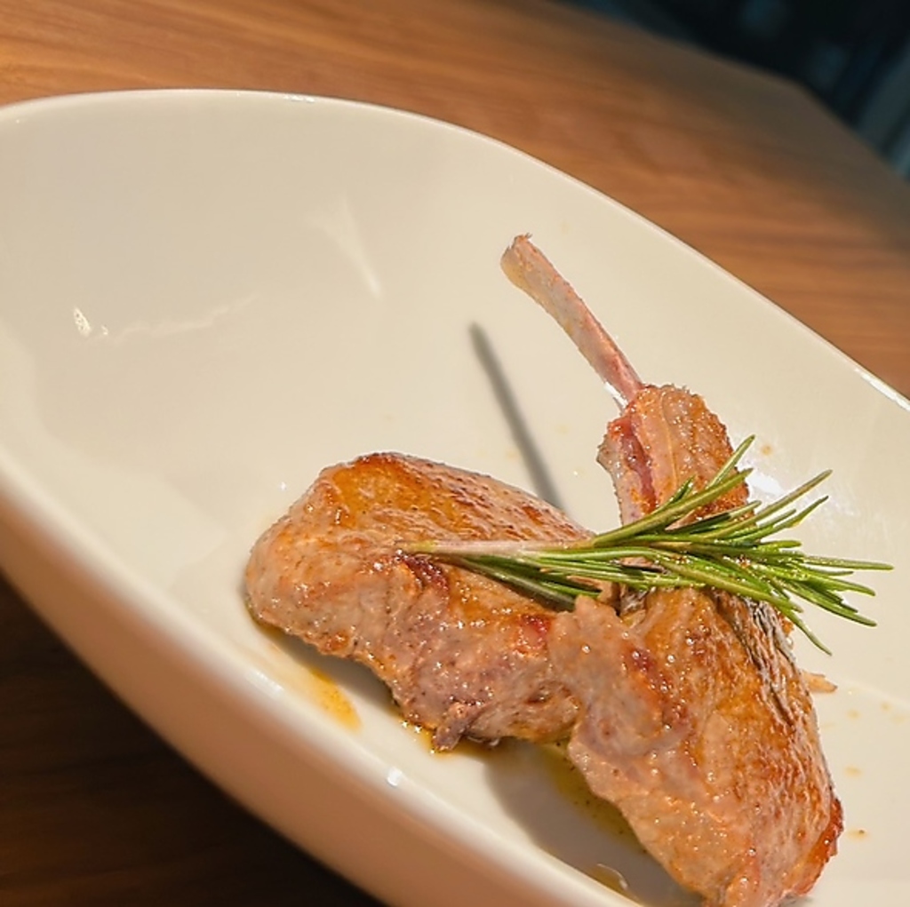 香ばしく焼き上げたラムチョップ♪ワインやシェイクカクテルと一緒にどうぞ
