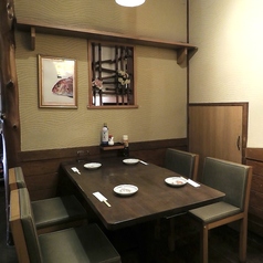 2名様から4名様までご利用いただけるお席をご用意しております。お席の間隔にもゆとりを持たせておりますので、ごゆっくりお食事をお楽しみください。