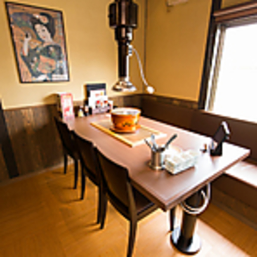 ゆったり広々としたテーブル席あり！このお席には6名様までお座りいただけます♪ご家族様もどうぞ！