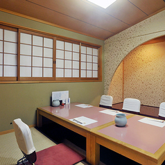 接待・デートなど特別なシーンに利用できる完全個室席が備わっています。お座敷にテーブルを設置した「金波」「銀波」を始め、さまざまな人数に対応可能。じっくりと料理を満喫できる、水入らずの空間です。