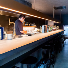 カウンター席は13席。目の前で繰り広げられる調理シーンは、食事の楽しさを一層引き立てます。横並びの席は、デートにもぴったりで、パートナーや仲間との会話を楽しみながら特別な時間を過ごせるのに最適なお席です！＃四条 ＃四条烏丸 ＃烏丸 ＃河原町 ＃誕生日 ＃女子会 ＃ランチ ＃ワイン ＃記念日＃デート