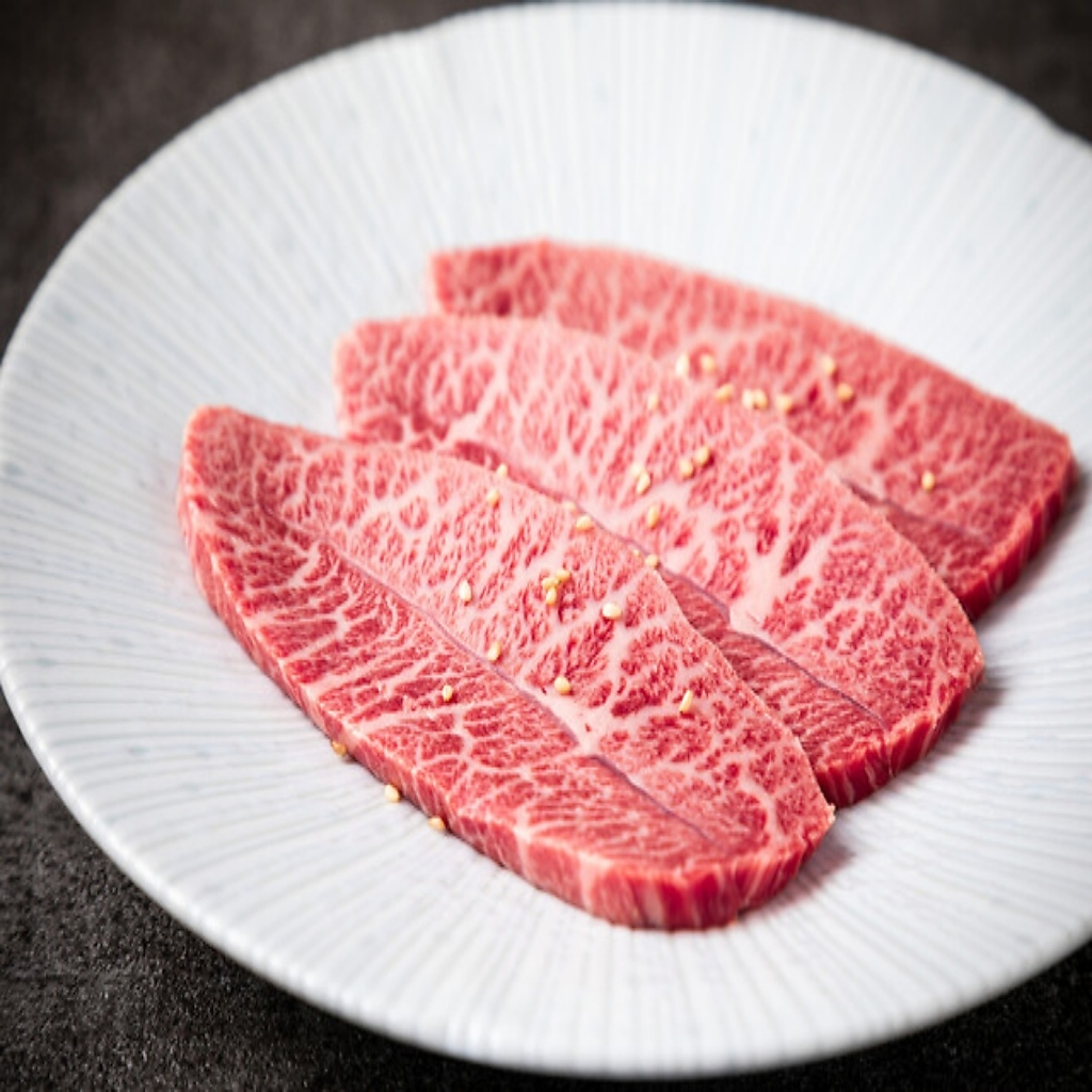 美しいサシが目を引く上質な一枚。口の中でとろけるような柔らかさと濃厚な甘みをじっくり味わえます