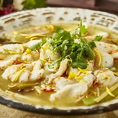 素材の旨みを感じられるスープが絶品【酸菜魚（さんさいぎょ）】の写真