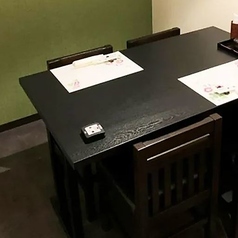 2～3名様でご利用いただけるテーブル席です。ご夫婦でのお食事やご同僚との一杯など、日常のシーンでご利用いただけるお席となっております。余裕のある造りとなっておりますので、ゆったりと料理やお酒をお楽しみください。※写真は一例です。