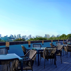 【ジンジャサイドスタンダードシート】大阪市内や大阪城公園の自然を感じられるテーブル席エリア