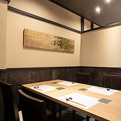 静かな環境で大切なひとときを過ごせる完全個室席。落ち着いた和のインテリアが、心安らぐ空間を演出し、特別な会食に最適です。