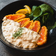 サーモンレアカツ～自家製タルタルソース～