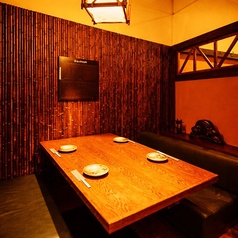 【個室】4名様～12名様新型コロナ対策。当店は考えうる最大限の対策を実施しております。アルコール消毒箇所（営業時間の1時間ごと）→トイレ、出入り口、カウンター、椅子、テーブル、メニュー帳はお客様が入れ替わる毎にアルコール消毒をしております（池袋/個室/居酒屋/串焼き/焼き鳥/地鶏/飲み放題/宴会/女子会/接待)