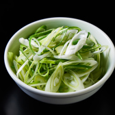 肉の旨みを際立たせる多彩な薬味をご用意しています。「擦りたて山葵」の豊かな風味や「切りたてネギ」の鮮烈な食感など、素材本来の良さが一番伝わる状態でご提供。自分好みの味わいで贅沢にお召し上がりください。