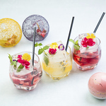 華やかな花氷を乗せた、七色てまりうたオリジナルカクテル♪写真映え間違いなし！
