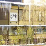創業140年となる、秋田の老舗料亭「割烹かめ清」です。旭川を臨む立地にございます。