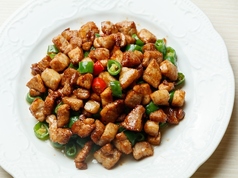 双椒炒鶏肉／鶏肉の青赤唐辛子炒め