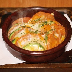 アボカドとトマトのとろけるトリプルチーズ焼き