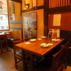 オーソドックスな4人掛けテーブル席です。沖縄本場のご当地料理をお楽しみください