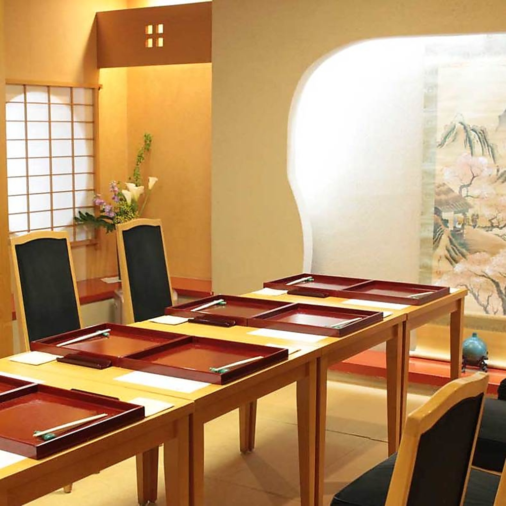 全個室、椅子とテーブルをご用意しております。完全個室でご接待やお祝い、お顔合わせ、法要等にも。