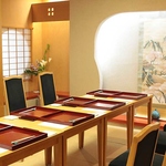 全個室、椅子とテーブルをご用意しております。完全個室でご接待やお祝い、お顔合わせ、法要等にも。