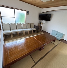 お座敷の完全個室を2部屋完備しております。6畳個室は5名様、8畳個室は13名様まで収容可能◎同僚やご友人同士の気軽な飲み会はもちろん、ご親族のお集まりや懇親会、各種宴会など様々なシーンでご利用いただけます。