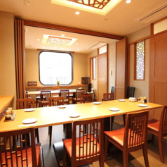 小松の勝ちゃんには、落ち着いて中華料理を楽しめる個室席を完備。名物の焼き餃子や麻婆豆腐、回鍋肉など、熱々の一皿を周りを気にせずじっくり味わえます。