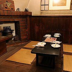 【2階/テーブル席：4名様】木の温もりに包まれた居心地の良い空間で、特別な食事を。掘りごたつ席やテーブル席で、仲間との楽しいひと時をお過ごしください。オーナー自らが集めた、美しい日本絵画やレトロなインテリアが彩る店内も魅力の一つです。映画館や劇場からすぐなので、お待ち合わせにも便利です◎