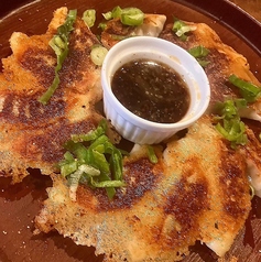 ＜業餃業＞コラボメニュー関西だしと九条ネギぽんずの焼ギョウザ