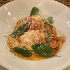 モッツァレラチーズとバジルのトマトソース
