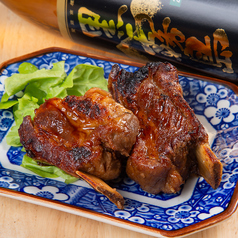 【トロトロ食感】数時間じっくり煮込んで焼き上げた香ばしいスペアリブはお酒に合う◎の写真