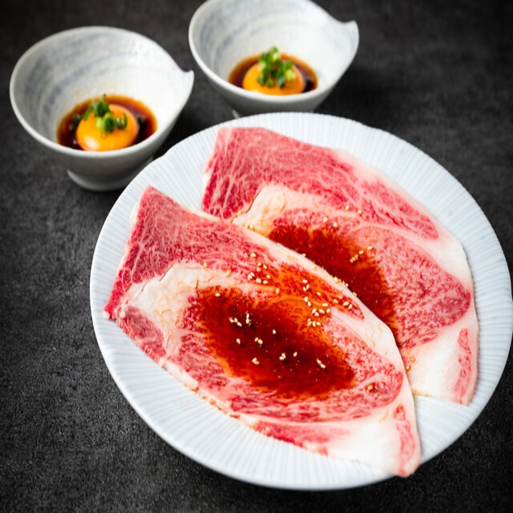 さっと炙って濃厚な卵黄に絡めれば、お肉の旨みと卵のコクが絶妙にマッチする一品に！クセになる味。