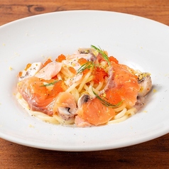 アトランティックサーモンとマッシュルームのレモンクリームパスタ