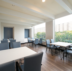 最大50名様まで収容可能な広々とした個室もご用意しております。会社の大規模な宴会や、同窓会、結婚式の二次会など、大人数でのパーティーに最適な空間です。プライベートな空間で、周りを気にせずお楽しみいただけます。