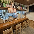 当店ではカウンター席を5～6席ご用意しておりますので、おひとり様や少人数でも気軽にお立ち寄りいただけます。ライブ感溢れる特等席は、大切な方とのデートにもおすすめ◎お仕事帰りのサク飲みなど、お気軽にお越しください♪