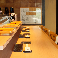 Ｌ字型のカウンター席です。若き寿司職人の織り成す創作江戸前寿司をご賞味ください。