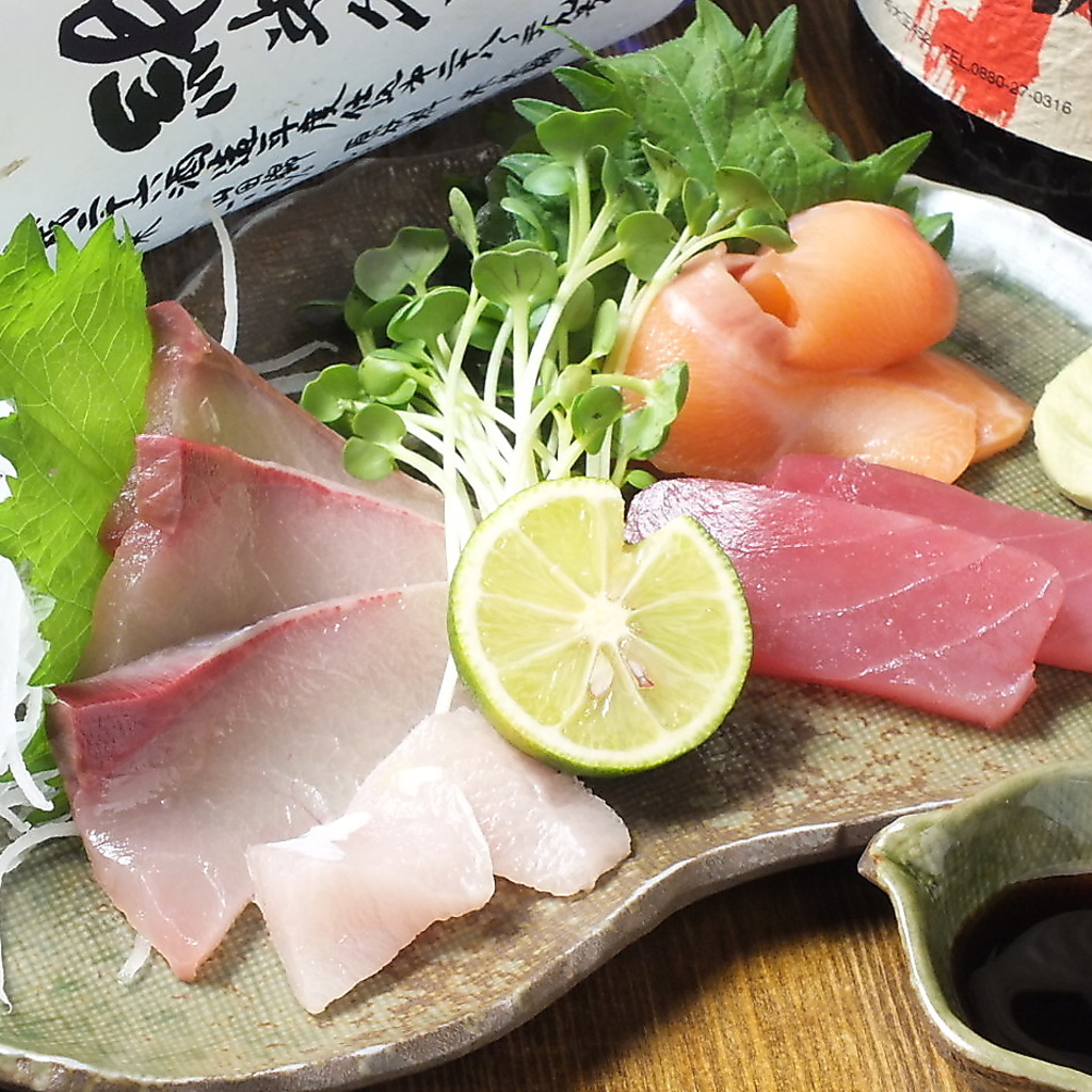季節によって内容が変わる旬のお造りは盛り合わせにもできます！日本酒との相性も抜群でお酒が進む！