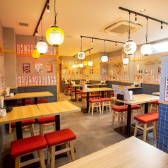 駅から徒歩１分の、超駅チカ！！サクッと飲みにも、宴会にも便利な立地となっています！外観は、ネオンの看板が目にひくようになっており、夜でもお店を見つけていただきやすくなっております！