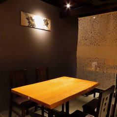 宴会や会合など様々なシーンでご利用いただける広々としたテーブル席。大人数様でのご利用も可能です。