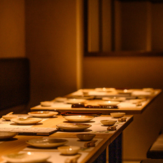 デートや記念日に最適なプライベート空間。個室2名様～ご利用可能。温かみある照明が照らす雰囲気ある空間は、女性にも人気の席となっております。富山駅でのデートやご友人との飲み会、女子会などにもおすすめの空間です。