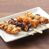 当店の炭火焼き鳥は、新鮮な鶏肉を厳選し、備長炭でじっくりと焼き上げた自慢の一品です。外は香ばしく、中はジューシーな焼き鳥は、タレや塩でその美味しさを最大限に引き出します。自家製のタレは、甘辛さが絶妙で、炭火で焼かれることで一層深みが増します。瞬間に広がる香りと旨味が絶妙なバランスを生み出します。
