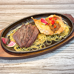 馬刺しステーキとグリルチキンのコンビ