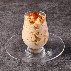 ウニ・カニ・イクラを添えたウニのムース