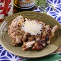 料理メニュー写真 塩糀に漬けた国産若鶏モモ肉のジューシー焼き