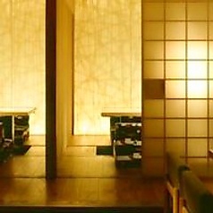 茶室のにじり口のような入り口からはいる和みの完全個室。最大16名様までOKで、ご宴会からご接待まで使い方は様々。