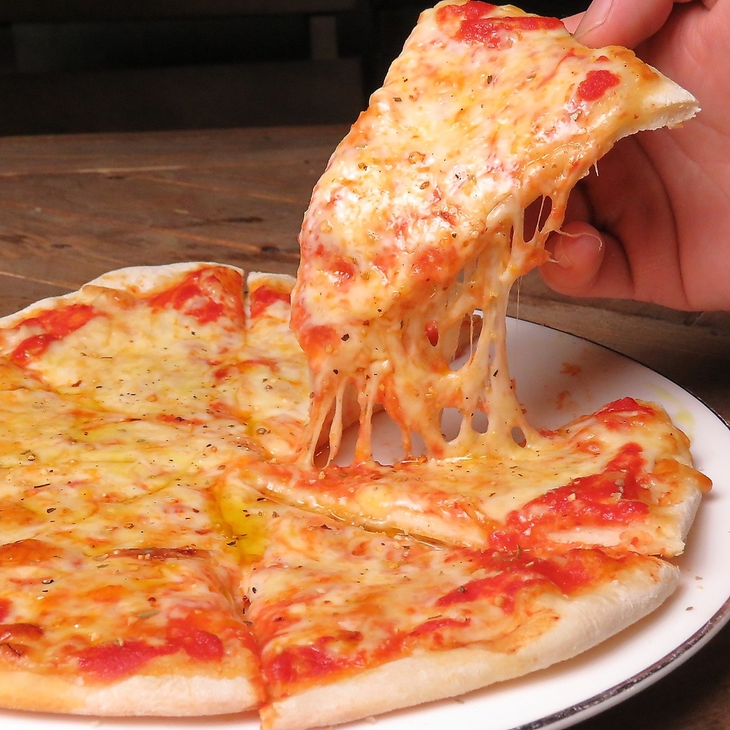 本場の味！石窯で焼き上げるとろけるチーズのふっくらモチモチピザ♪